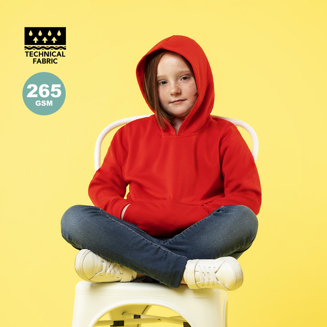 Petite filles avec un sweat à capuche sur la tête assise sur une chaise 