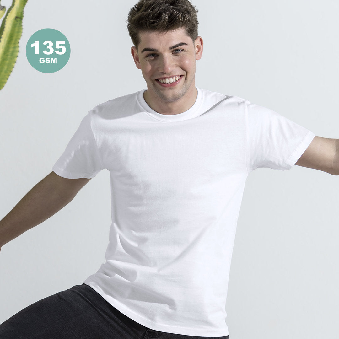 mannequin débout qui sourit avec un t-shirt blanc 