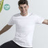 mannequin débout qui sourit avec un t-shirt blanc 