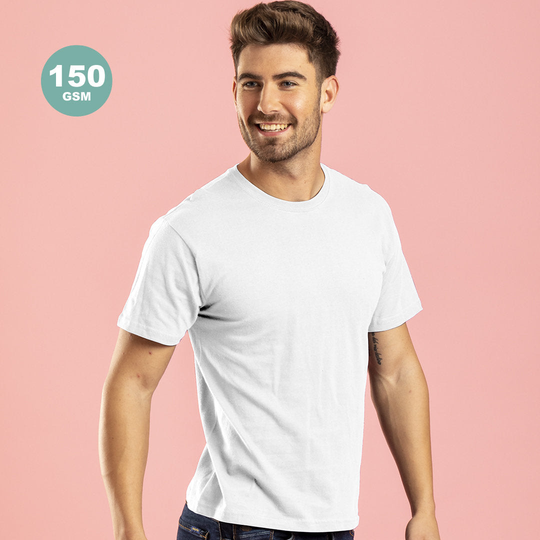 homme tatoué au bras souriant avec un t-shirt blanc sur un fond couleur saumon