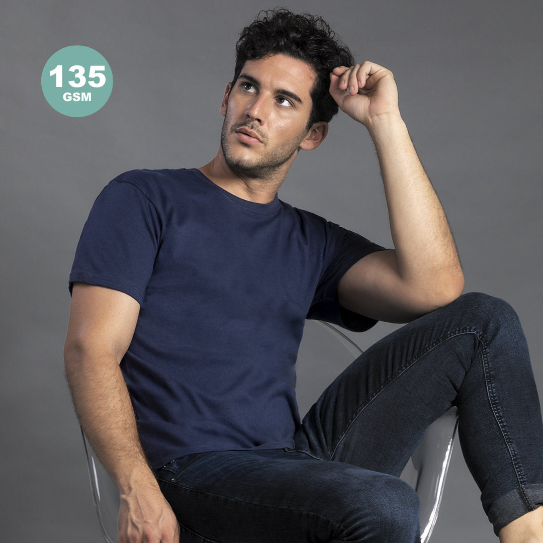 Homme assis sur une chaise avec un t-shirt bleu marine