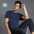 Homme assis sur une chaise avec un t-shirt bleu marine