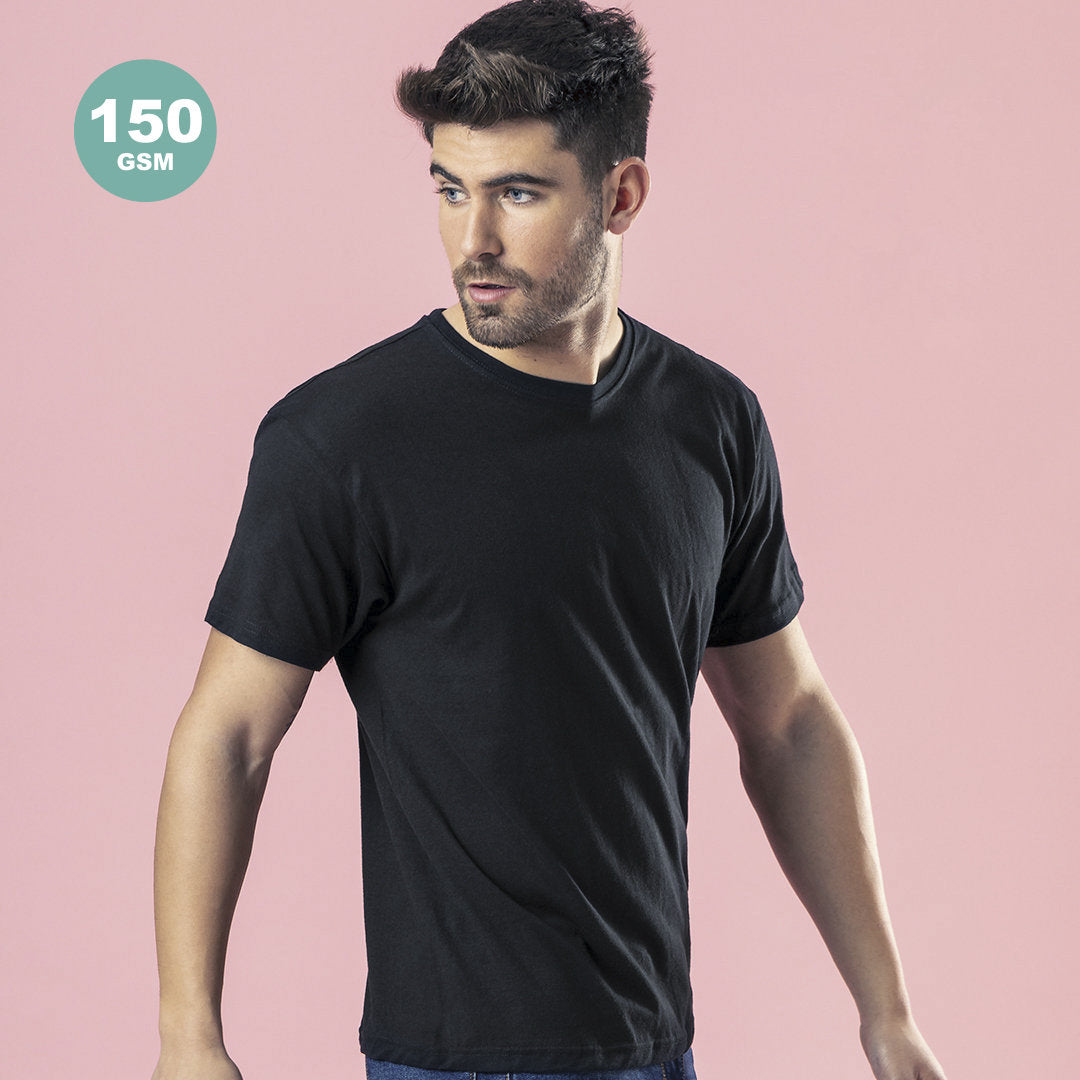 hommes aux yeux clair avec un t-shirt noir 