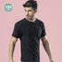 hommes aux yeux clair avec un t-shirt noir 