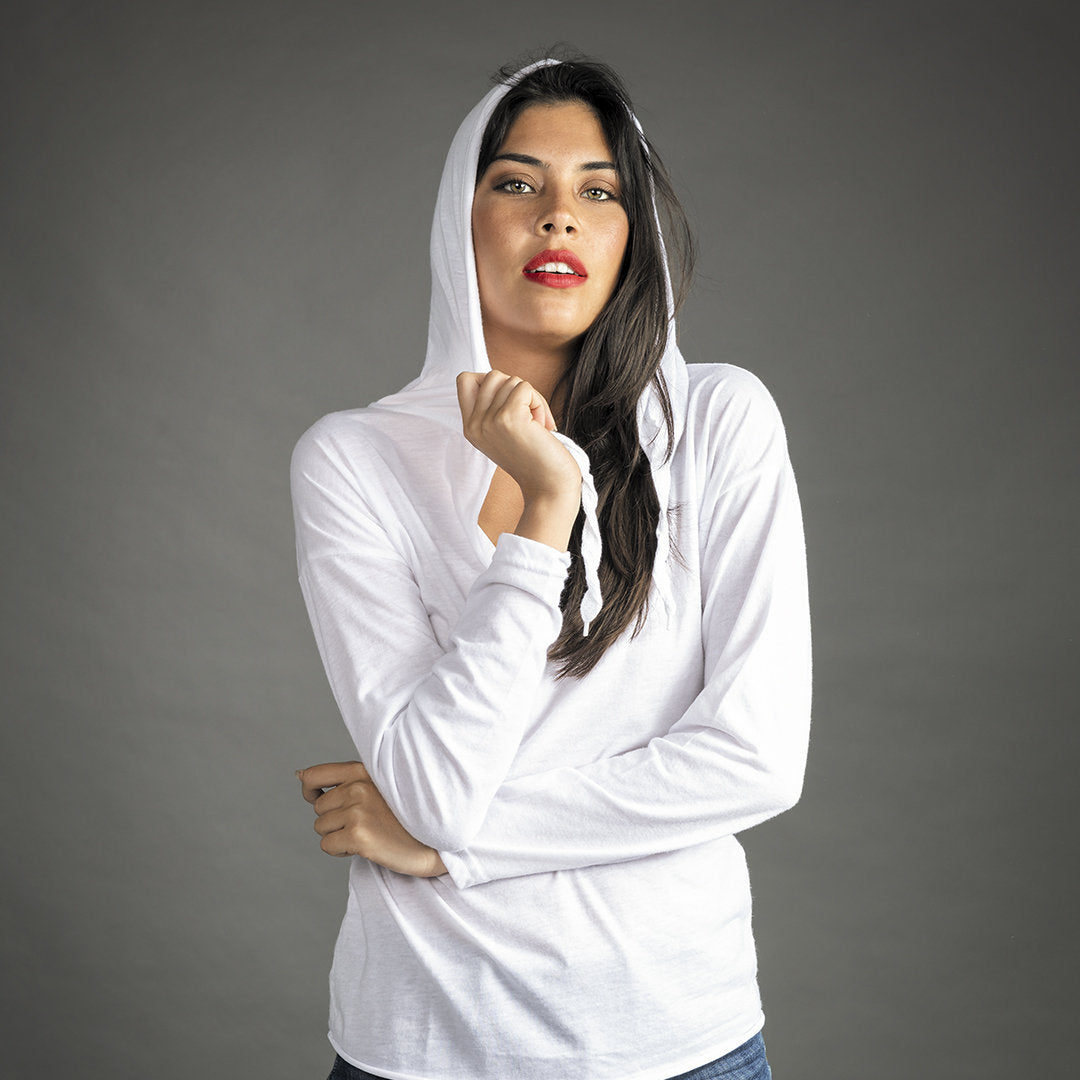 femme aux yeux clair avec un t-shirt blanc et une capuche 