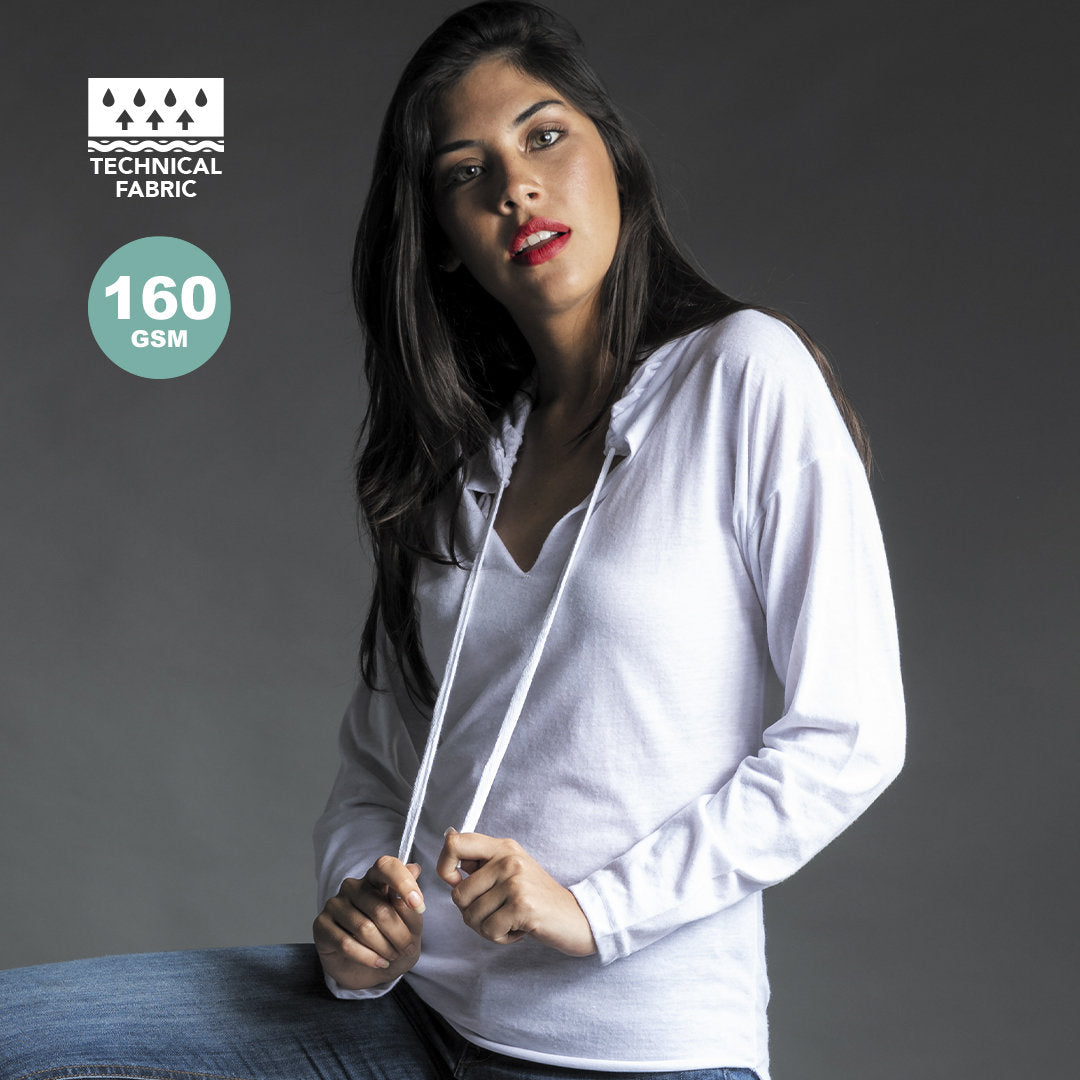 femme avec un t-shirt assise qui tire les cordelettes 
