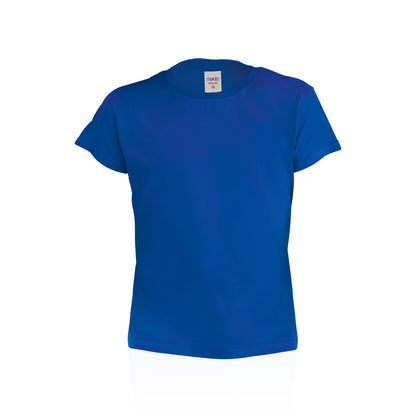 T-Shirt de couleur bleu en coton sur un fond blanc 