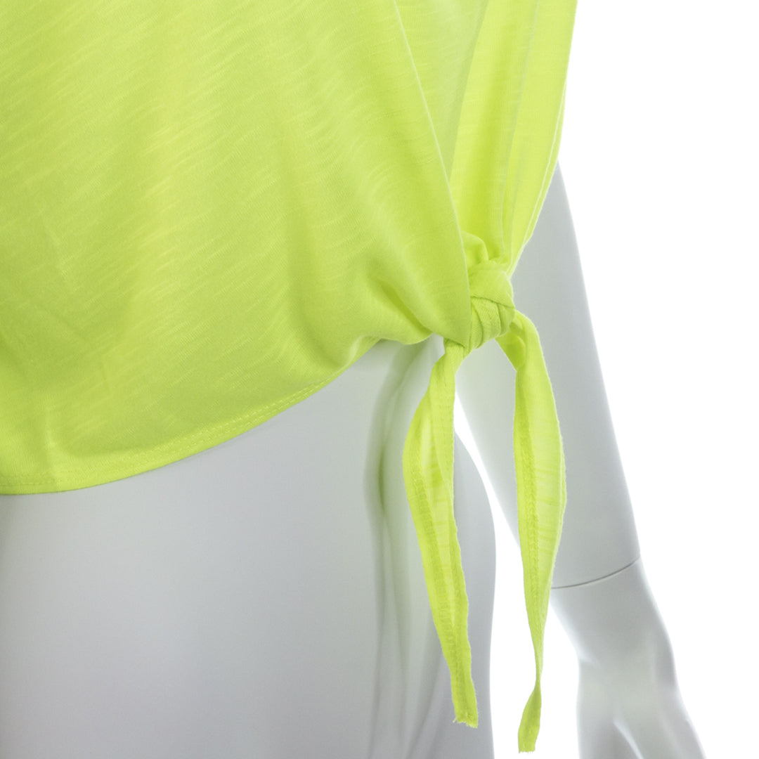 nœud du t-Shirt jaune sur un fond blanc 