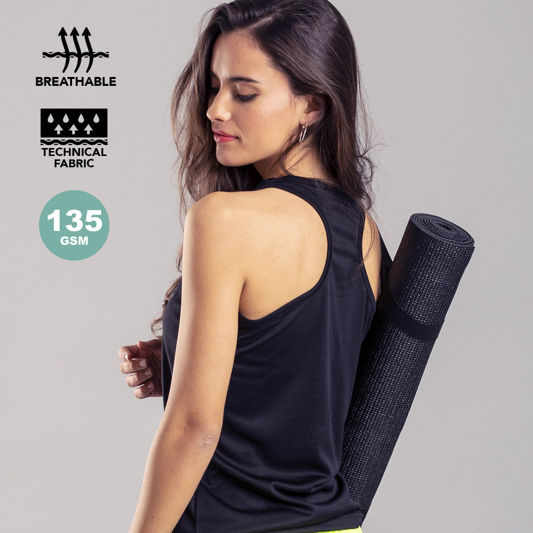 Femme avec un t-shirt noir et un tapis de sport 
