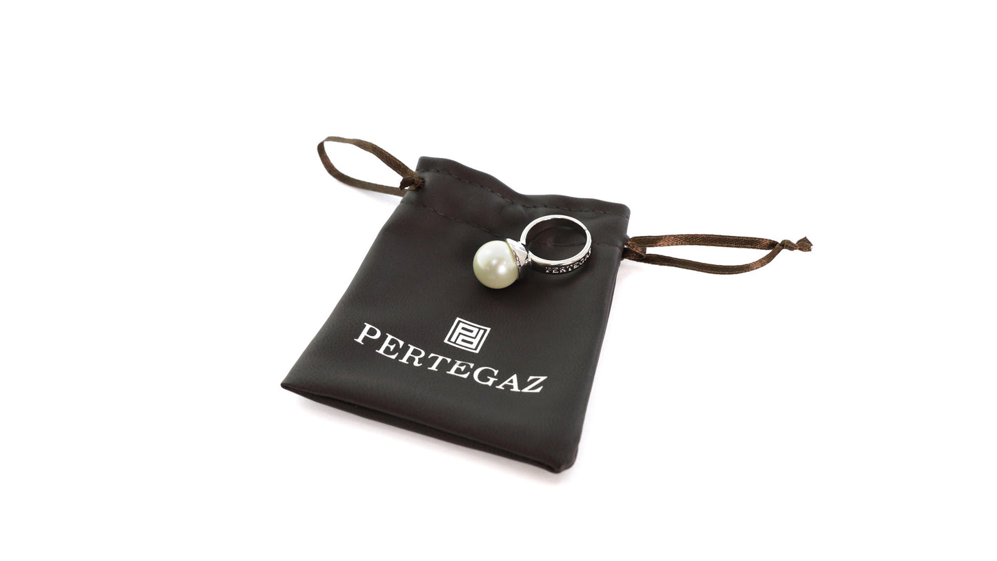 Accessoire élégant : bague réglable Pertegaz en métal avec incrustation de perles de cristal, présentée dans un écrin avec le logo et un étui en similicuir.