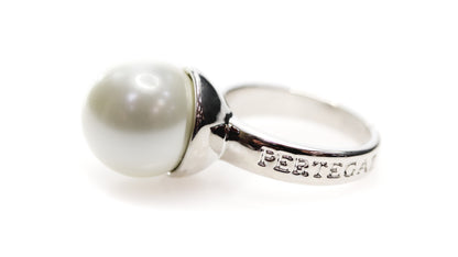 Bague ajustable Pertegaz : métal, perles de cristal, dans un écrin avec le logo de la marque et étui en similicuir assorti.