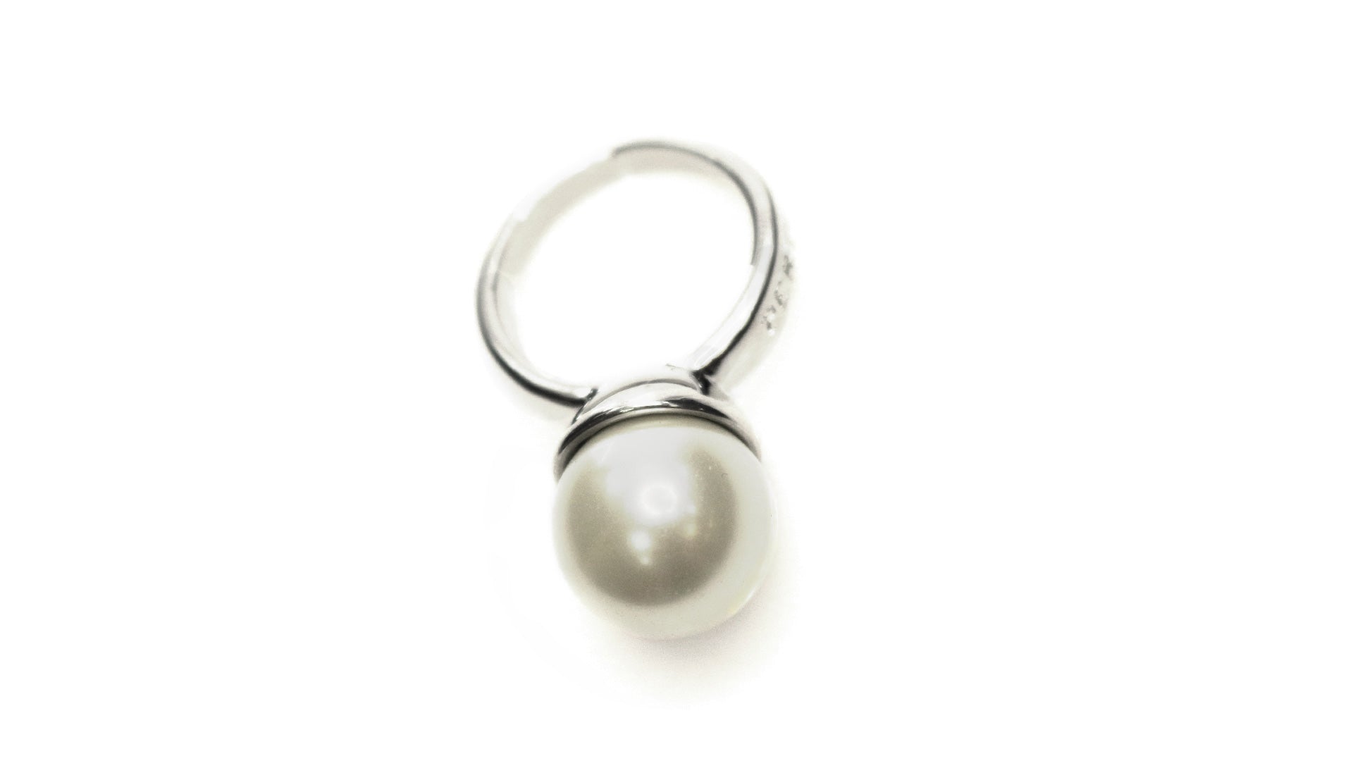 Élégance rehaussée : bague réglable Pertegaz en métal avec perles de cristal, écrin avec le logo et étui en similicuir.