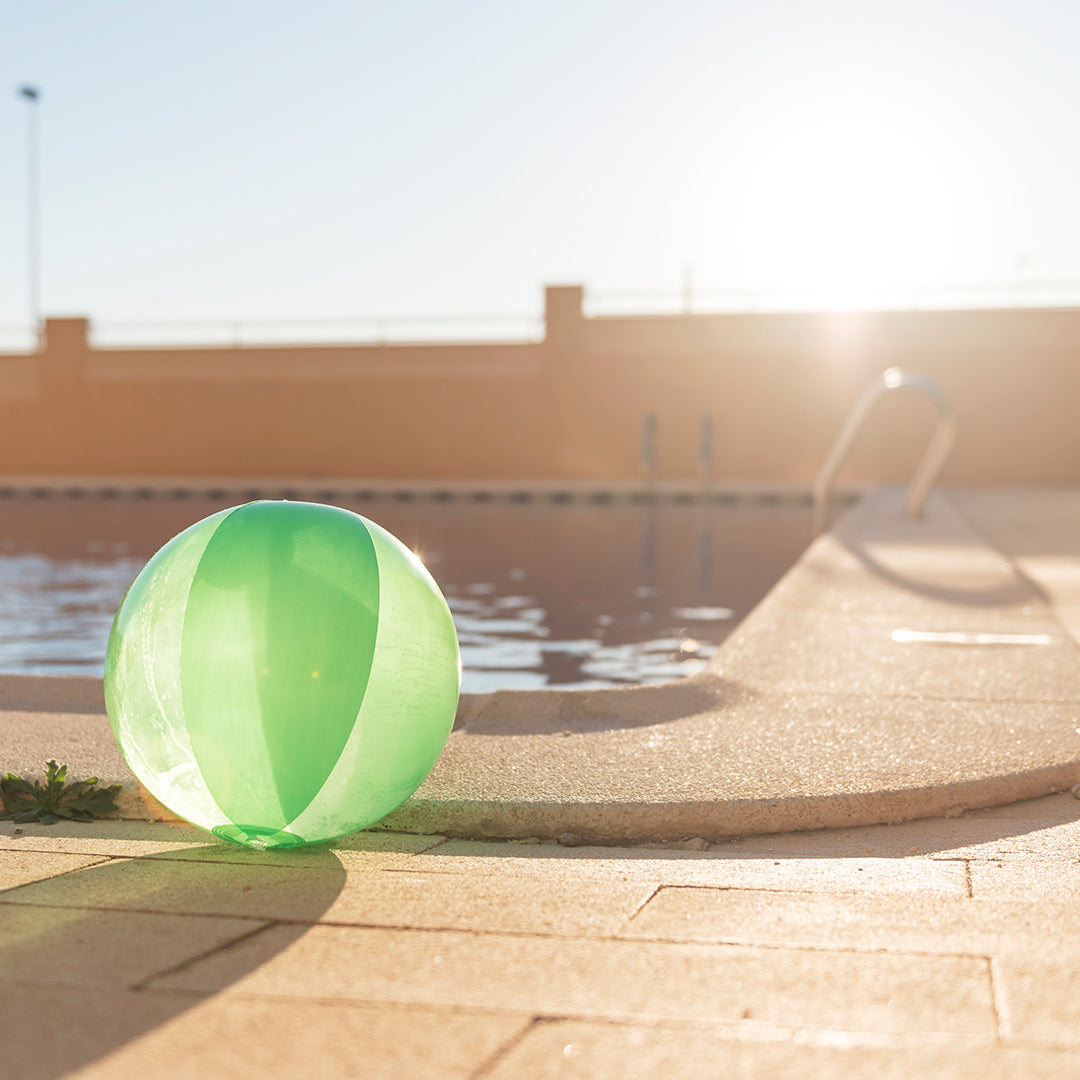 Ballon gonflable en PVC bicolore avec alternance de panneaux opaques et transparents BENNICK