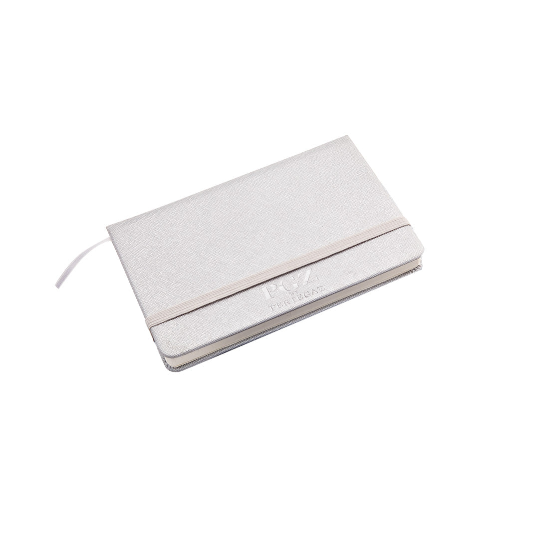 Accessoire pratique : bloc-notes à couverture rigide avec 80 feuilles en élégant similicuir.