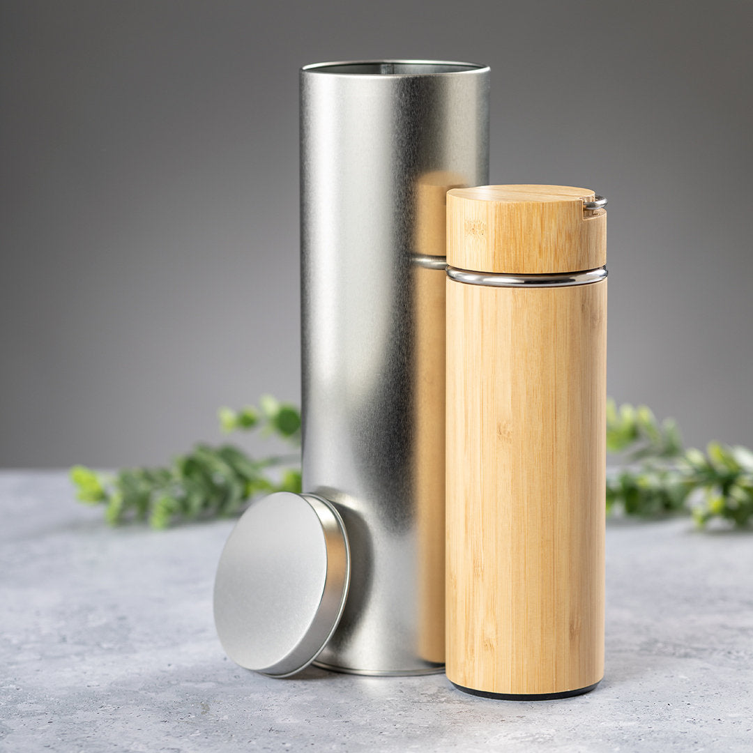 Présentez vos objets avec style : boîte cylindrique en métal argenté avec couvercle assorti.