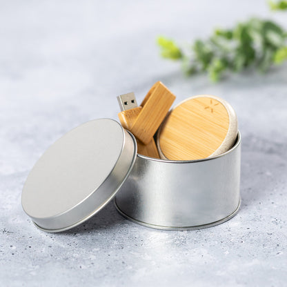 Présentez vos objets avec style : boîte carrée en métal argenté avec couvercle assorti.