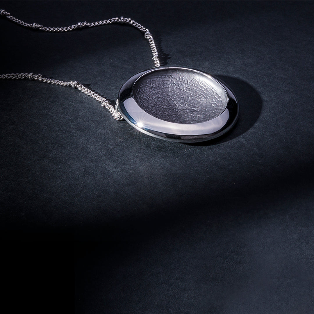 Collier en métal avec incrustations en résine avec logo