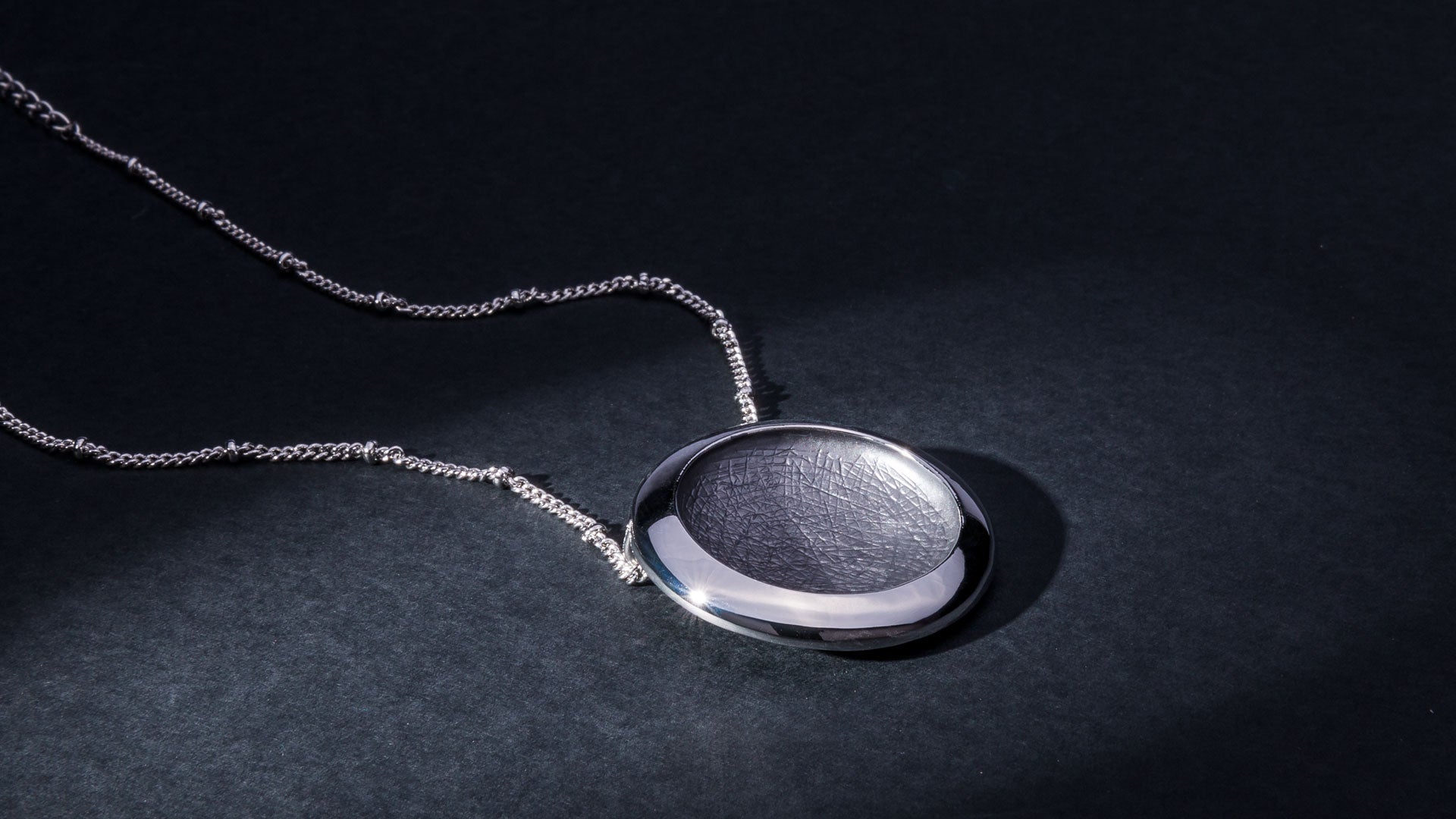 Collier en métal avec incrustations en résine personnalisable logo