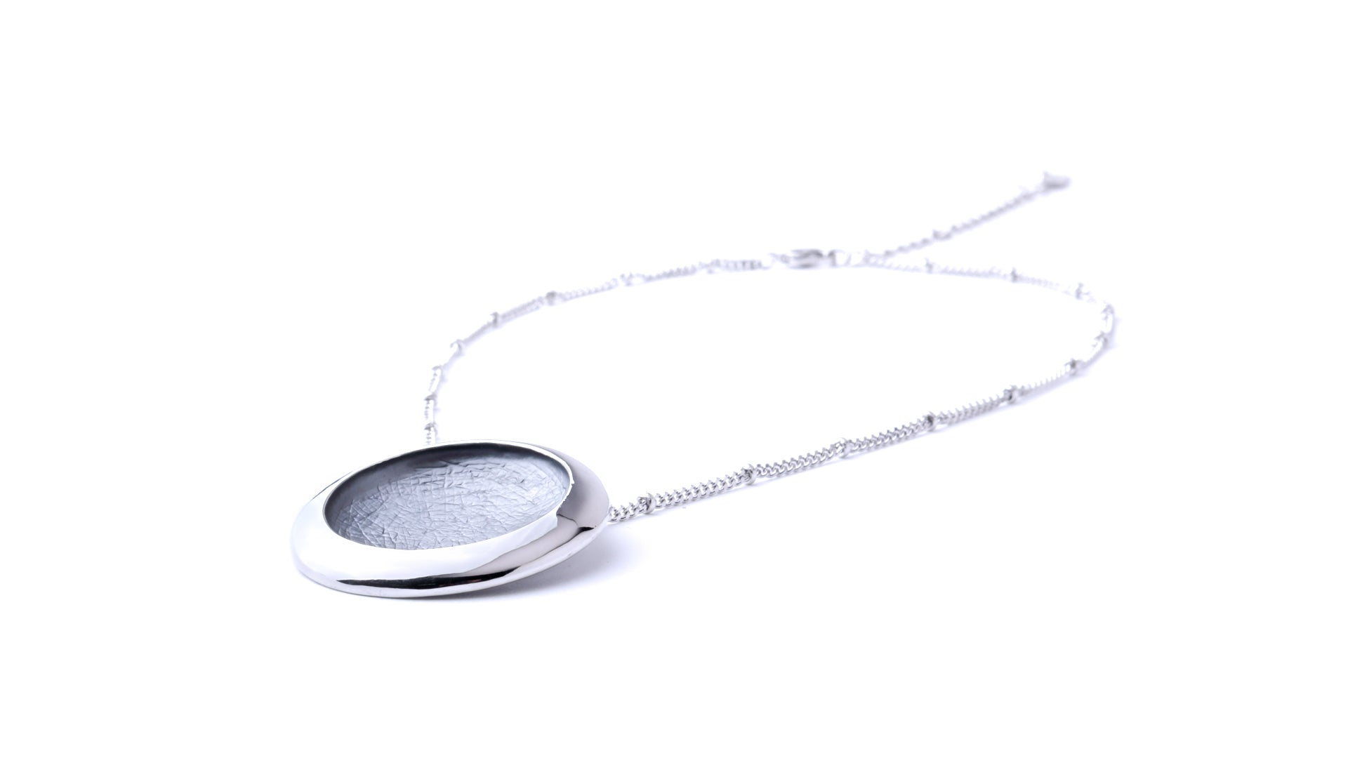 Collier en métal avec incrustations en résine LANTHA