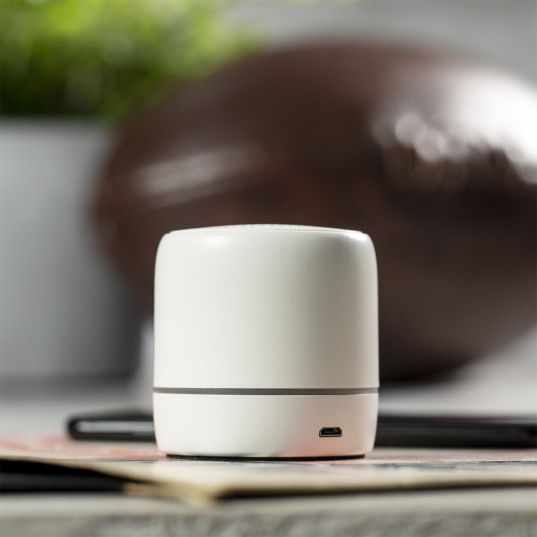 Enceinte avec câble de charge micro USB inclus pour une recharge facile et pratique