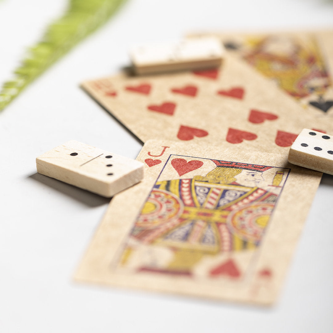 Jeu de ligne naturel avec deux jeux inclus (cartes françaises et domino), mallette en bois avec compartiments