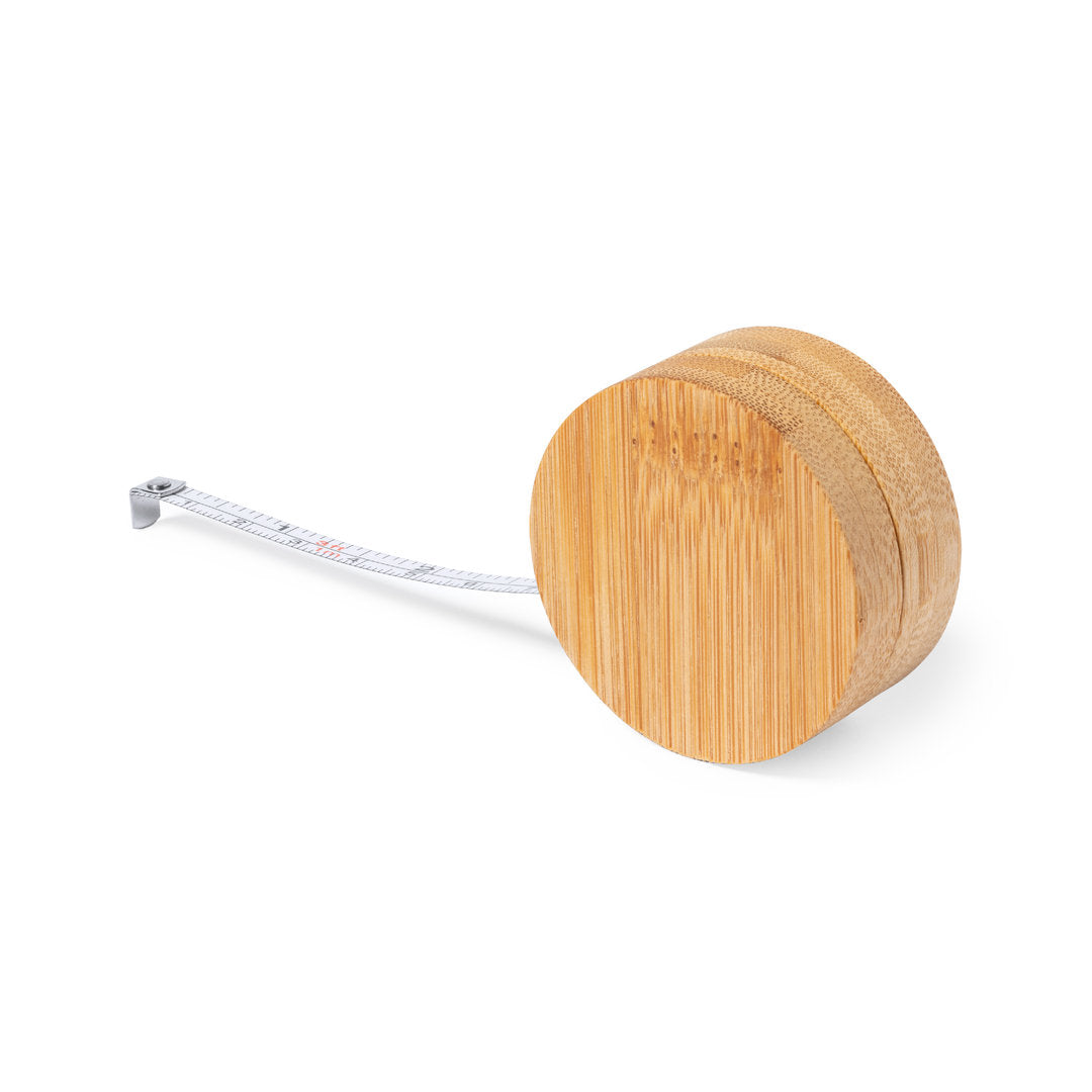 Mètre ruban en bambou avec un ouvre-bouteille en métal intégré, ajoutant une touche polyvalente à l'outil.