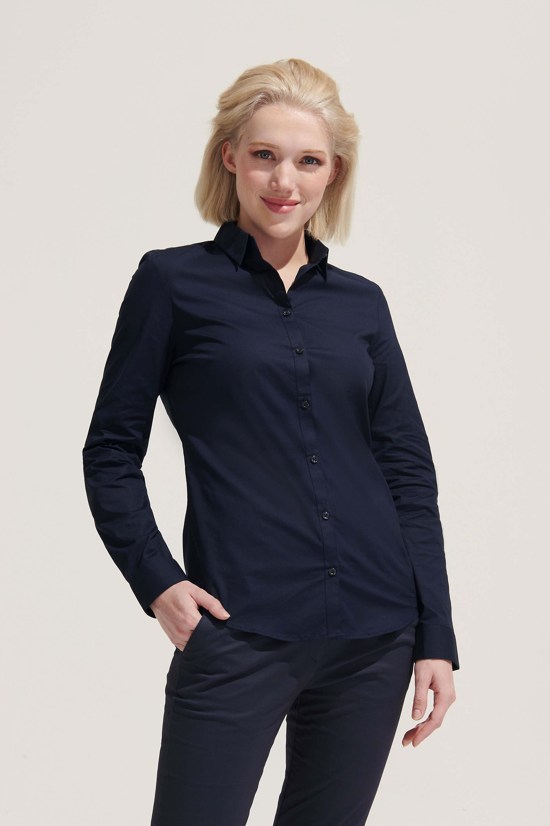 Chemise BLAKE WOMEN bleue marine portee par une femme