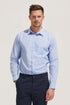 Chemise BALTIMORE FIT bleue ciel portee par un homme