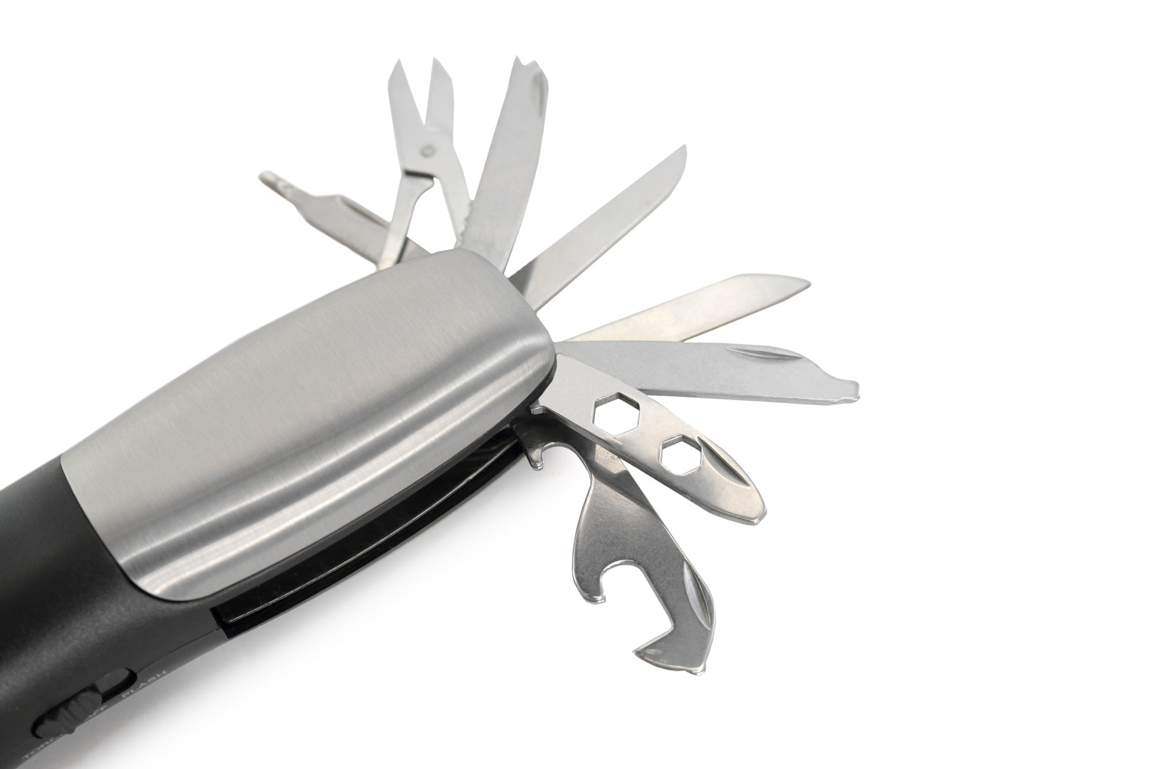 Equipée de 12 fonctions, incluant tournevis, couteaux, clés, ciseaux et outils d'ouverture pour une polyvalence maximale.