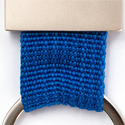 Porte-clés avec ruban en polyester aux couleurs vives. Personnalisable.