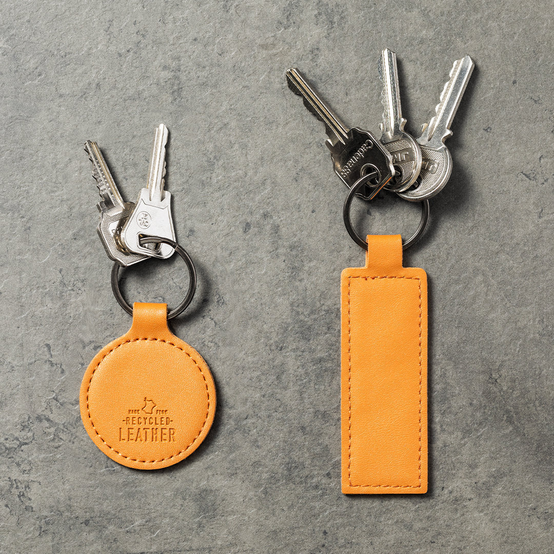Porte-clés marron en cuir recyclé avec estampage distinctif