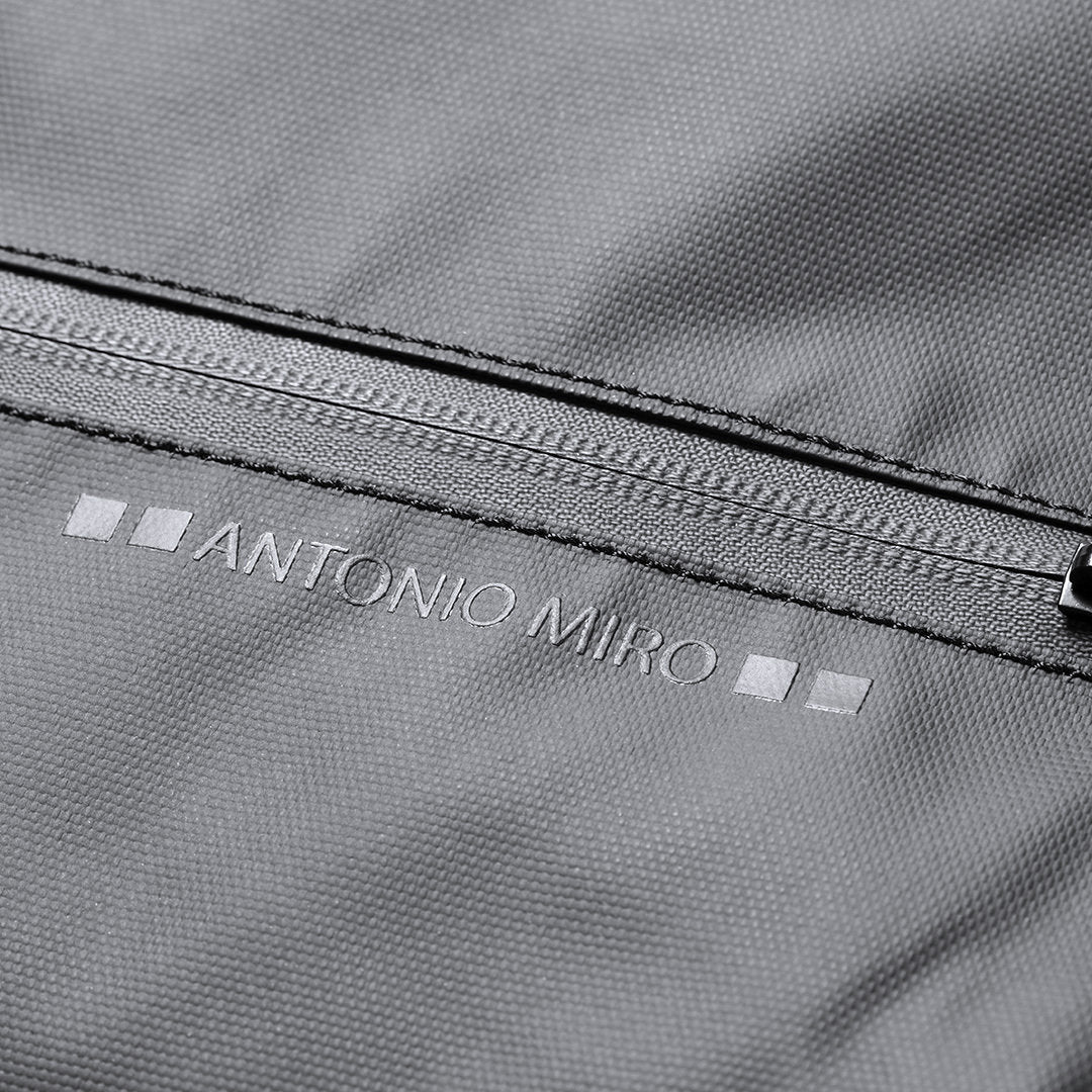Logo de la marque sur le frontal du porte-documents.