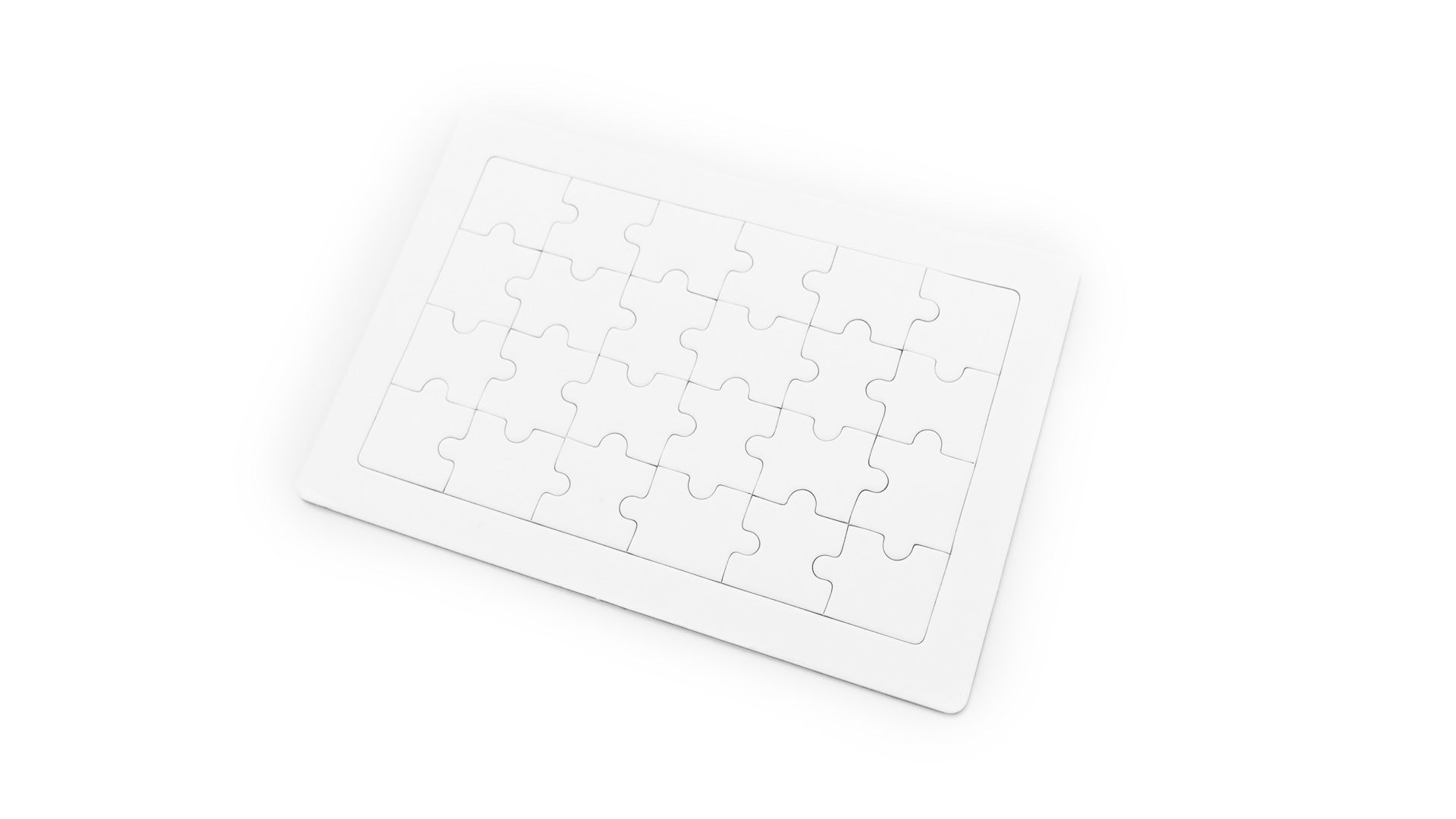 Jeu éducatif en carton : puzzle blanc de 24 pièces avec boîte de crayons colorés.