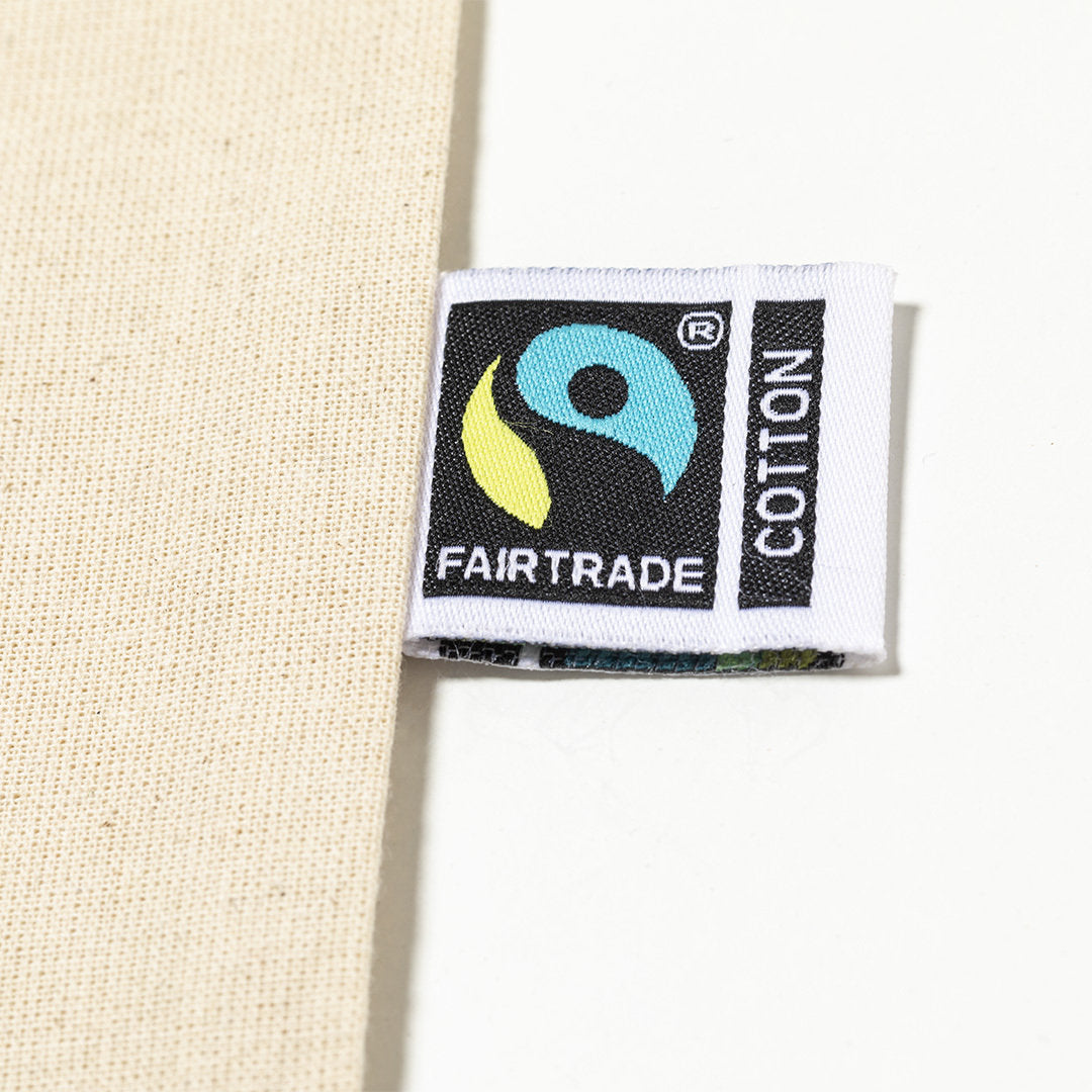 totebag Label Fairtrade et étiquette suspendue sur carton recyclé, engagement écologique.
