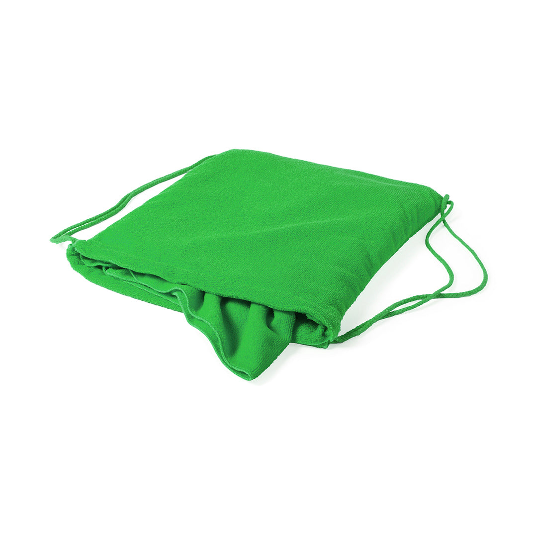 Pliage spécial qui transforme facilement la serviette en un sac à dos à cordelettes pour un transport pratique.