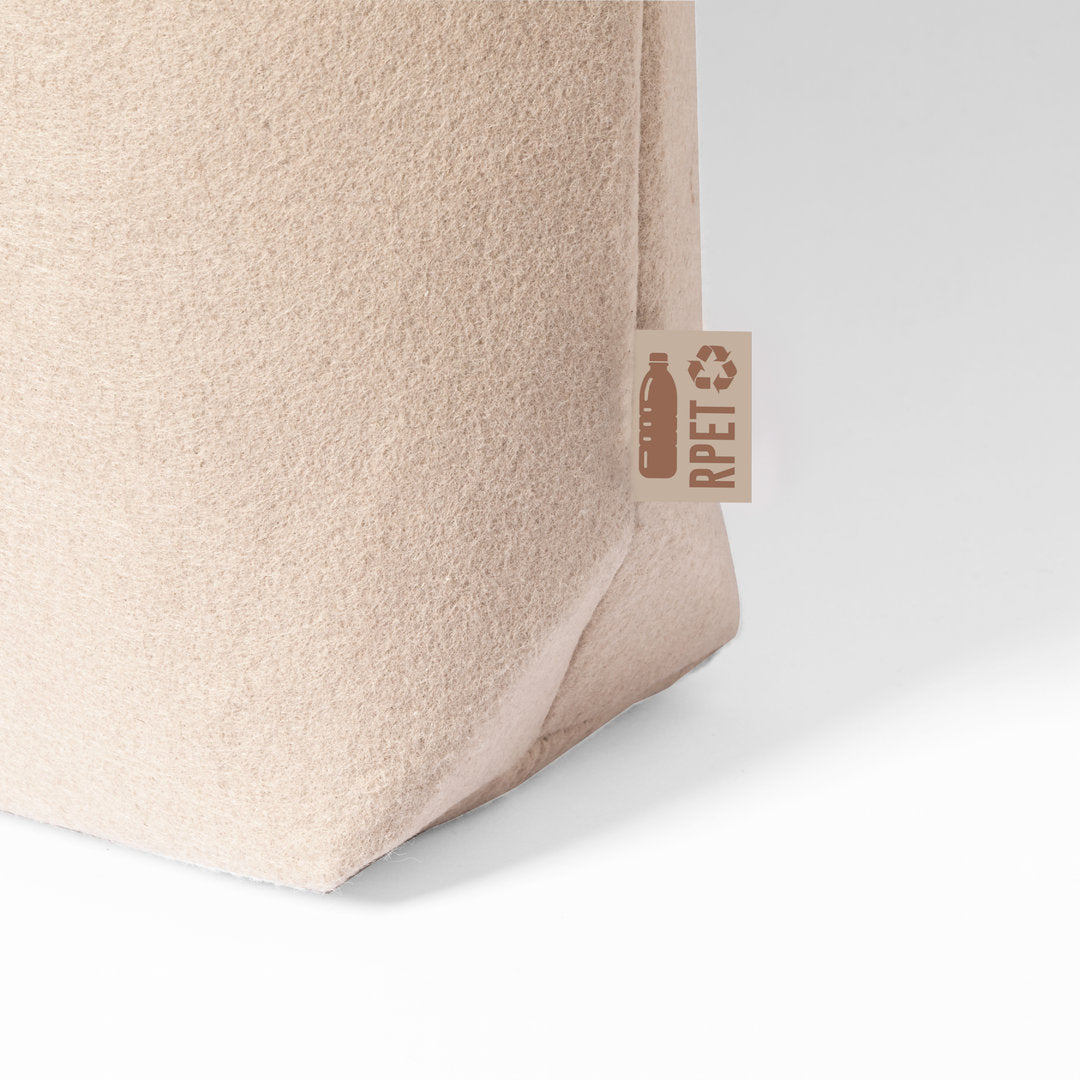 Feutre RPET innovant, combinant le recyclage des matières plastiques avec la technique traditionnelle de fabrication du feutre.