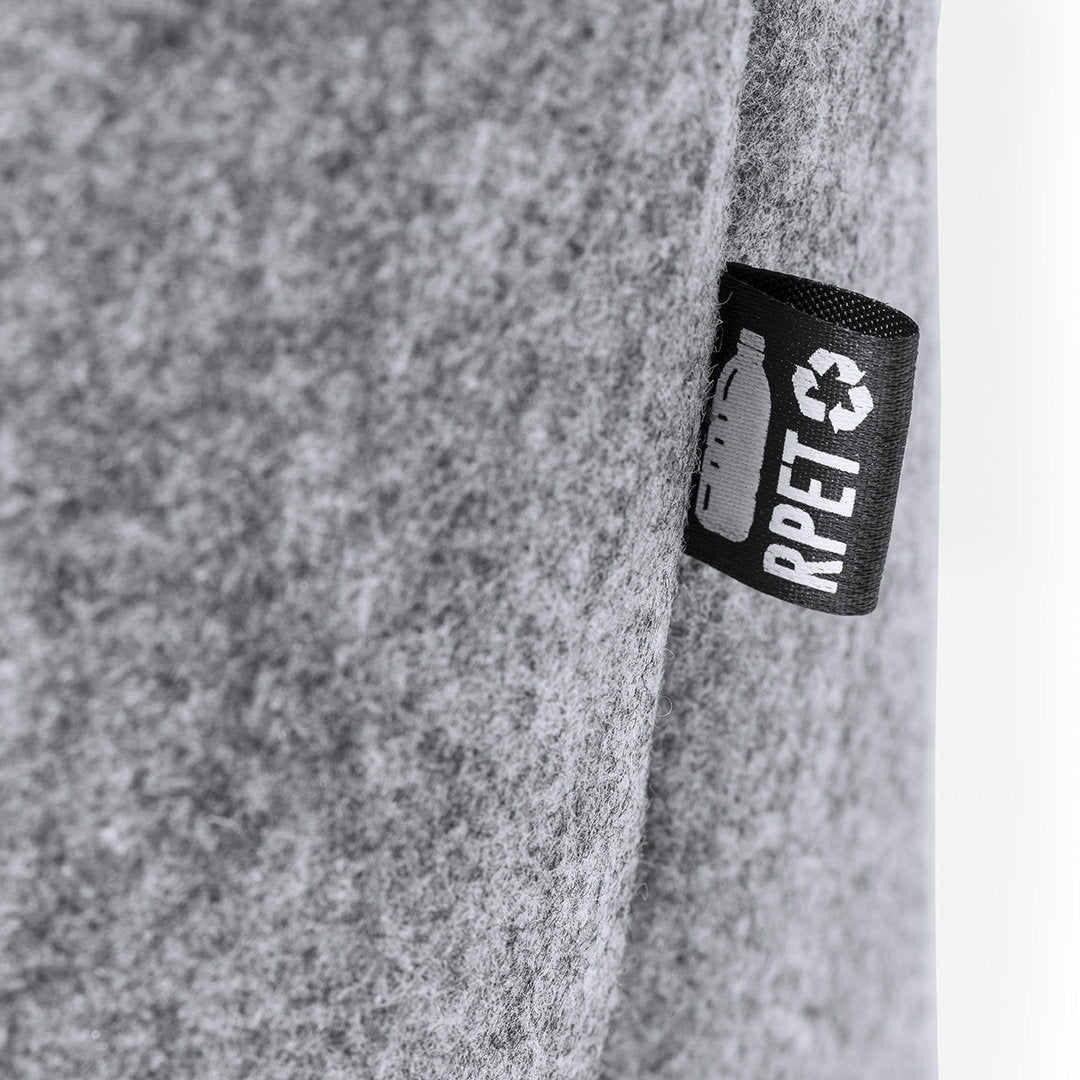 sac en feutrine avec Badge RPET distinctif sur l'étiquette extérieure, soulignant l'engagement envers le recyclage et la durabilité.