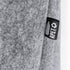 sac en feutrine avec Badge RPET distinctif sur l'étiquette extérieure, soulignant l'engagement envers le recyclage et la durabilité.