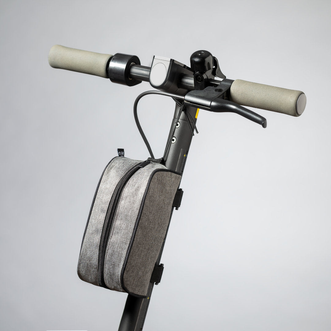 Sacoche de guidon gris chiné en RPET 600D, avec ajusteur élastique et fermeture velcro, pour trottinette/scooter