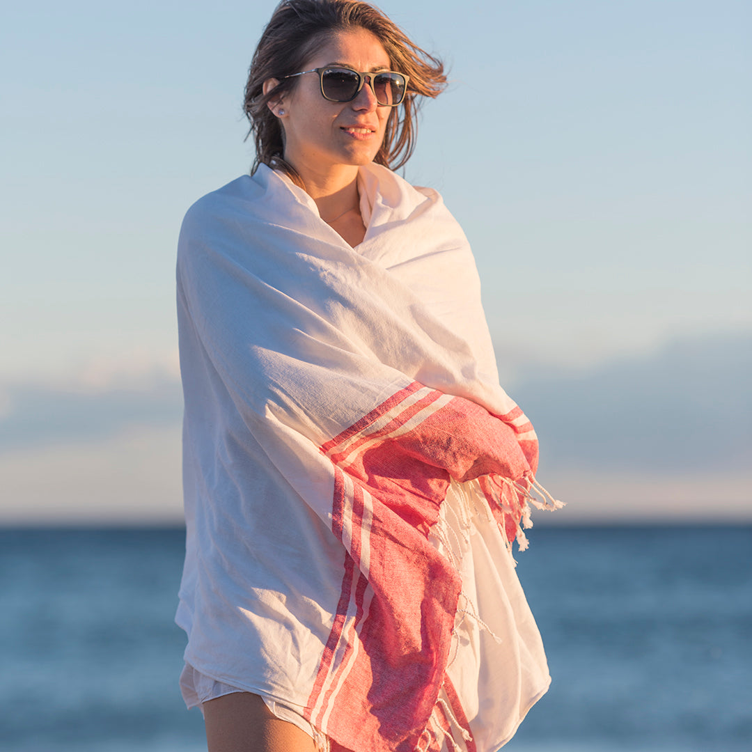 Serviette paréo 2 en 1 polyvalente pour la plage, la piscine ou les vacances.