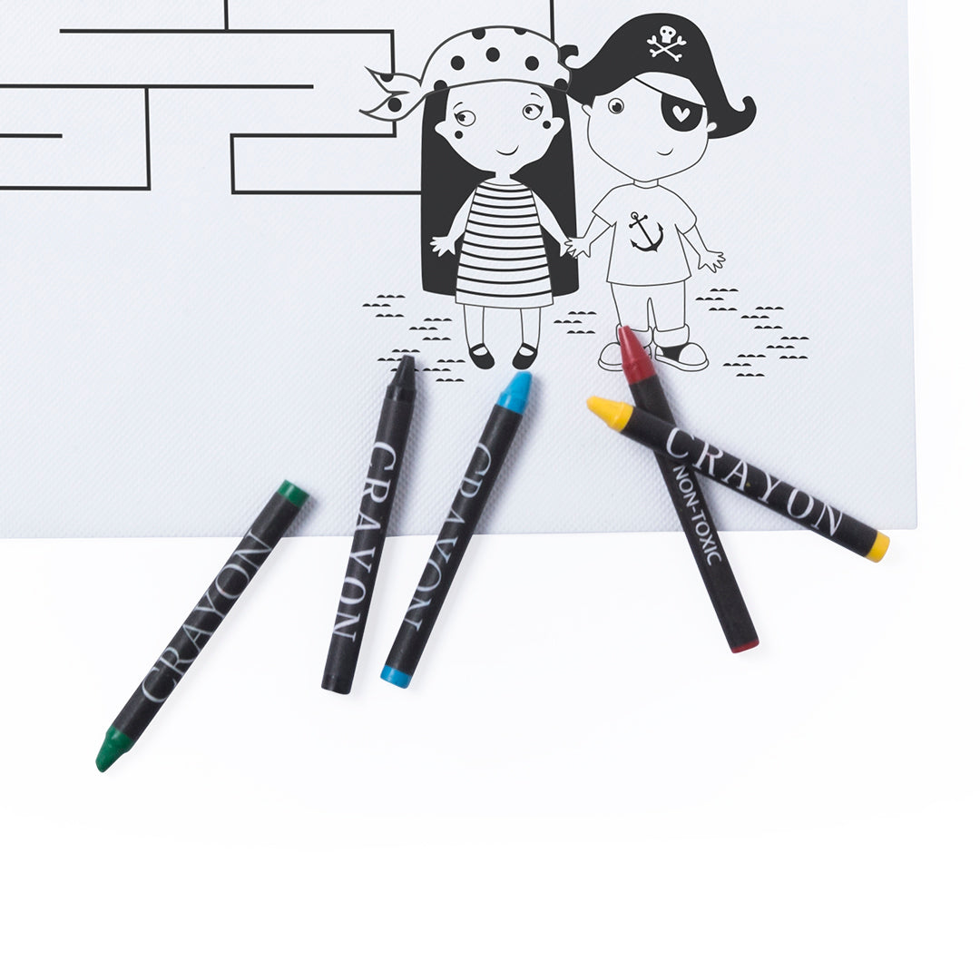 Set de table avec 5 crayons cylindriques en différentes couleurs