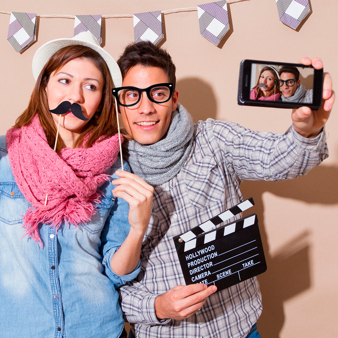 Accessoires pour selfie en papier avec manche en bois, présentés dans un sac design.