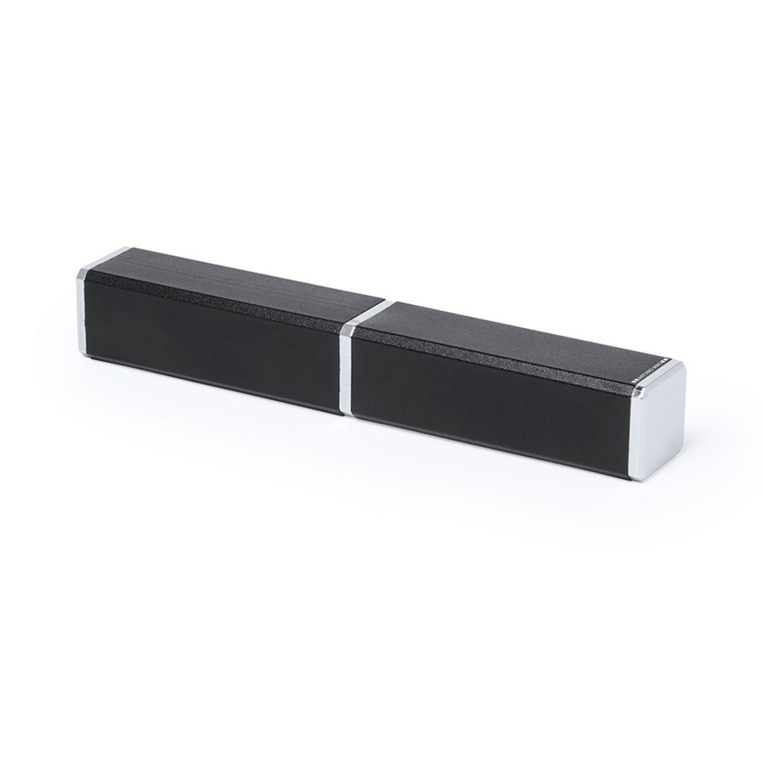 Présenté dans un étui individuel en aluminium noir