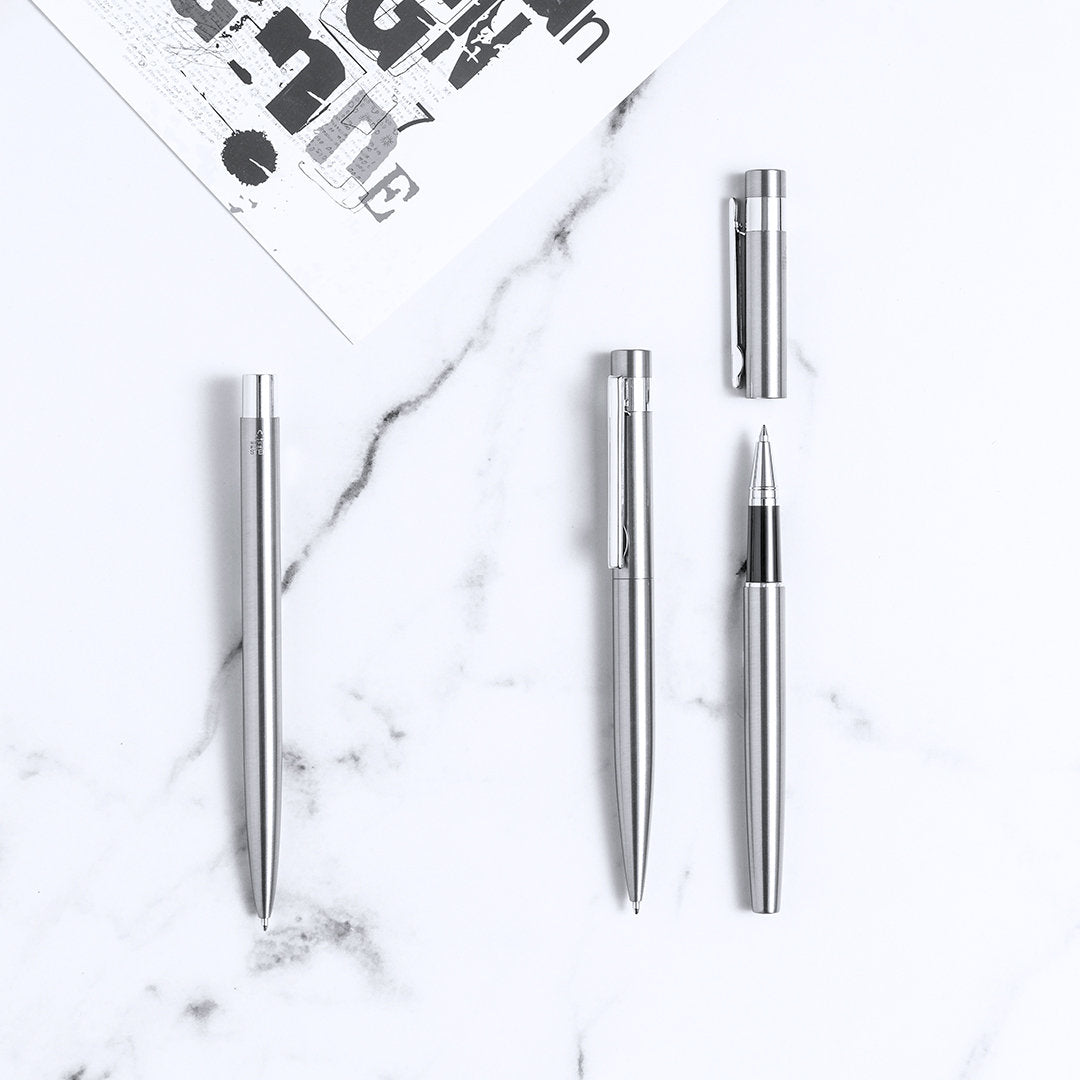 Stylo roller avec corps argenté et accessoires chromés, assorti au stylo bille pour un ensemble harmonieux.