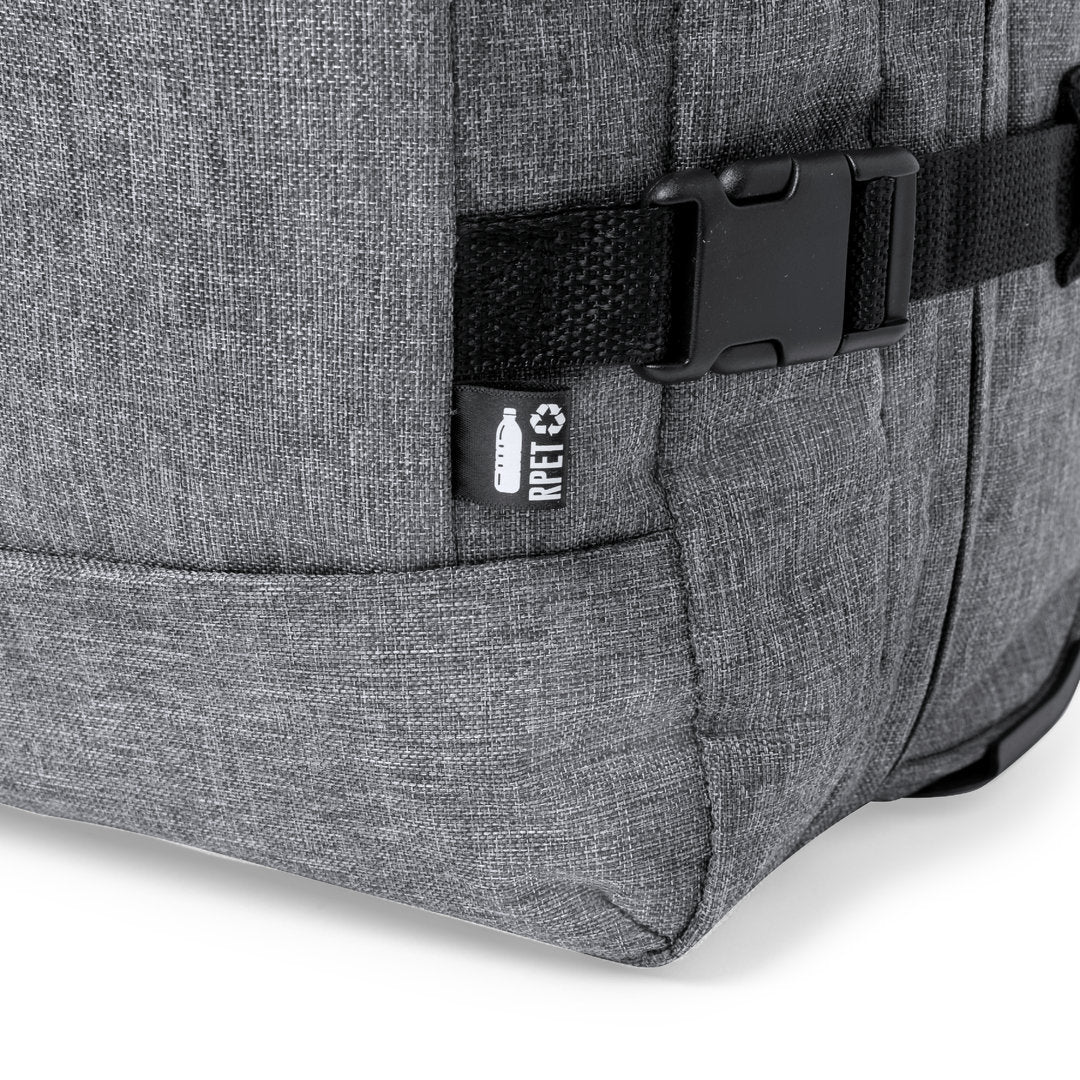 sac a roulettes avec Étiquette extérieure distinctive indiquant le matériau RPET, soulignant l'engagement envers l'écologie.